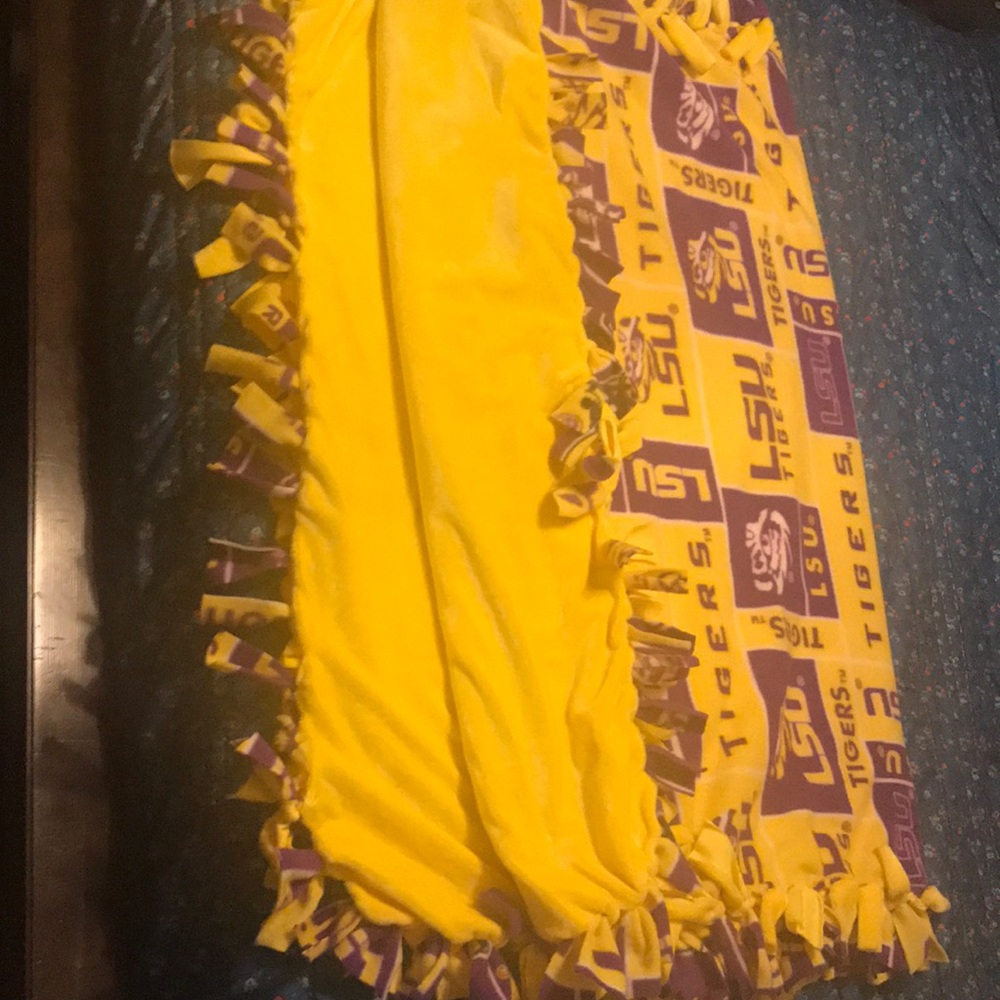 LSU Tigers tie blanket